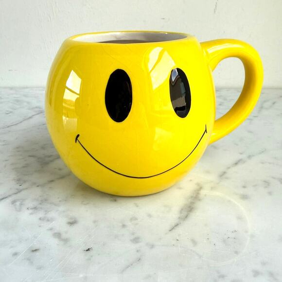 Pier 1 Imports Vintage Smiley Wink Face Yellow Coffee Mug - Picture 2 of 7
